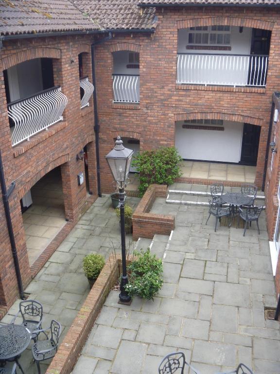 Deanwater Hotel Wilmslow Exteriör bild